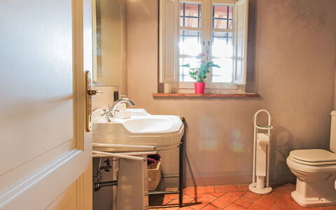Villa Il Pellicano: Badezimmer, Armatur, Bad Sink, Flooring, Sinken, Interior Design, Zapfhahn, Fussboden, Installation, Toilette
