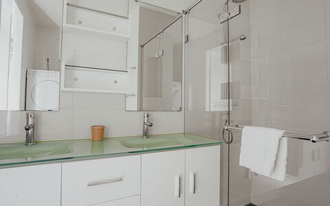 De Zeeparel: Interior Design, Armatur, Flooring, Badezimmer, Bad Sink, Sinken, Fussboden, Cabinetry, Badezimmerschrank, Zapfhahn