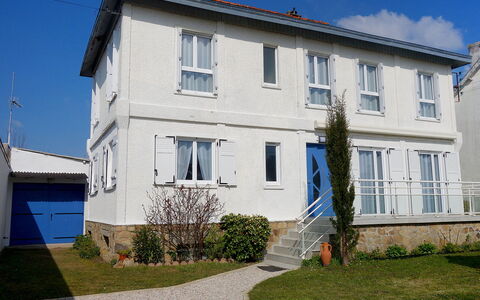 La Coloniale: Eigentum, Haus, Zuhause, Wohngebiet, Gebäude, Grundeigentum, Die Architektur, Nachbarschaft, Fassade, Estate