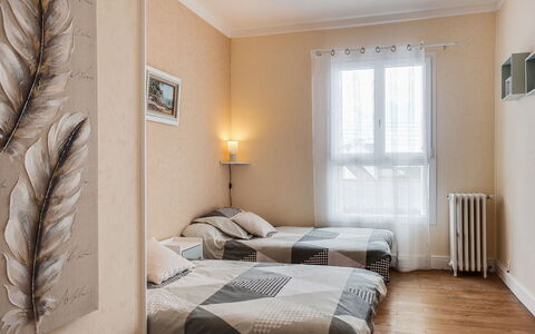 La Coloniale: Schlafzimmer, Zimmer, Möbel, Eigentum, Bett, Interior Design, Wand, Decke, Fussboden, Bettrahmen