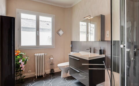 La Coloniale: Badezimmer, Zimmer, Interior Design, Eigentum, Fussboden, Sinken, Möbel, Fliese, Gebäude, Badezimmerschrank
