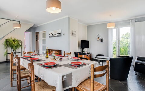La Coloniale: Zimmer, Eigentum, Möbel, Gebäude, Esszimmer, Interior Design, Grundeigentum, Tabelle, Haus, Fussboden