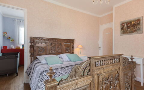 La Coloniale: Zimmer, Eigentum, Möbel, Schlafzimmer, Interior Design, Wand, Fussboden, Decke, Haus, Gebäude