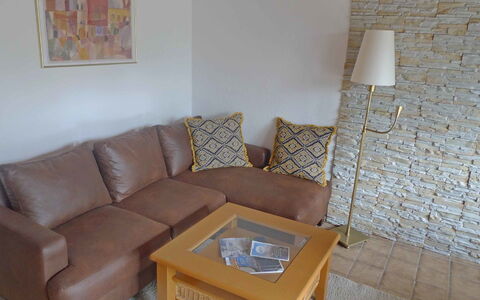 Adda: Wohnzimmer, Möbel, Zimmer, Couch, Eigentum, Interior Design, Wand, Fussboden, Kaffetisch, Tabelle