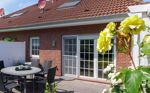 Adda: Pflanze, Gebäude, Tabelle, Eigentum, Fenster, Möbel, Blume, Himmel, Stuhl, Haus