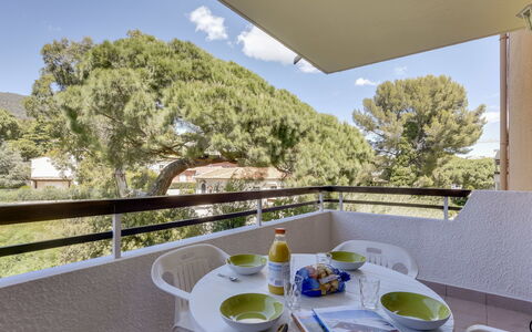 Cavalaire 691: Eigentum, Grundeigentum, Haus, Zimmer, Gebäude, Balkon, Tabelle, Baum, Zuhause, Die Architektur