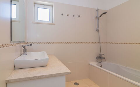 Praia da Luz Sea View: Badezimmer, Eigentum, Zimmer, Fussboden, Fliese, Wand, Interior Design, Zapfhahn, Die Architektur, Grundeigentum