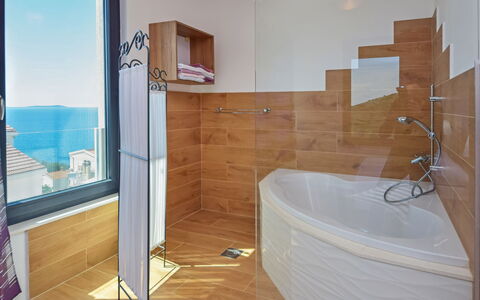 Andrea: Badezimmer, Eigentum, Zimmer, Badewanne, Fussboden, Wand, Fliese, Interior Design, Die Architektur, Armatur
