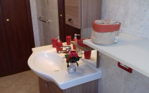 Corallo: Badezimmer, Zimmer, Eigentum, Zapfhahn, Bad Sink, Armatur, Wasser, Toilette, Bad Zubehör, Sinken