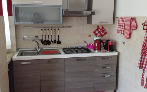 Corallo: Zimmer, Möbel, Eigentum, Küche, Cabinetry, Countertop, Schublade, Kommode, Interior Design, Schrank