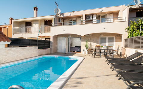 Jure: Schwimmbad, Schatten, Gartenmöbel, Resort, Hotel, Balkon