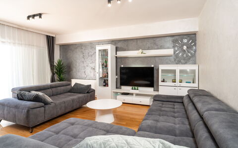 Jure: Möbel, Interior Design, Flooring, Fussboden, Couch, Holz, Wohnzimmer, Decke, Zimmer, Tabelle