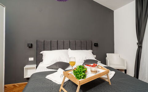 Jure: Möbel, Bett, Interior Design, Schlafzimmer, Bedding, Wand, Bettdecke, Linens, Fussboden, Zimmer