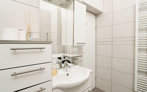 Jure: Bad Sink, Armatur, Flooring, Wand, Interior Design, Sinken, Fussboden, Badezimmer, Badezimmerschrank, Zapfhahn