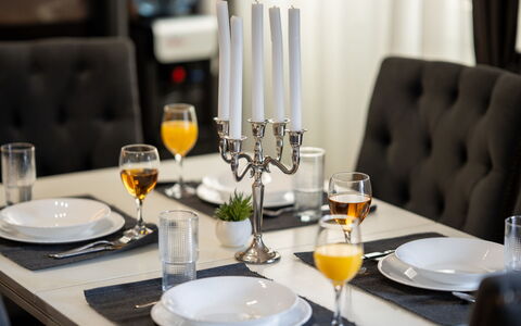 Jure: Möbel, Geschirr, Tabelle, Servierware, Kelche, Drinkware, Dishware, Teller, Essen