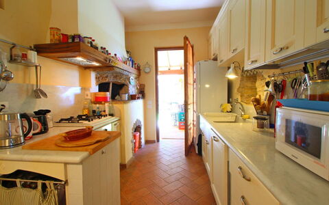 Villa La Collinetta: Cabinetry, Countertop, Küchengerät, Sinken, Haushaltsgerät, Holz, Küche, Spüle, Interior Design, Fussboden