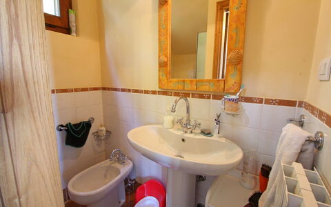 Villa La Collinetta: Spiegel, Braun, Zapfhahn, Sinken, Armatur, Bad Sink, Eigentum, Badezimmer, Lila, Interior Design