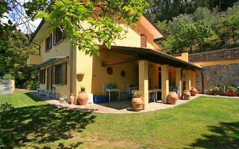 Villa La Collinetta: Pflanze, Gebäude, Eigentum, Fenster, Baum, Haus, Stuhl, Grundstueck, Schatten, Hütte