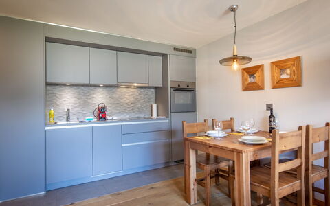 Vercorin 9000: Küche, Countertop, Möbel, Küchengerät, Interior Design, Cabinetry, Flooring, Major Appliance, Holz, Decke