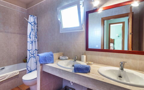 Villa Esther: Badezimmer, Eigentum, Zimmer, Bad Sink, Sinken, Interior Design, Gebäude, Wand, Zapfhahn, Haus