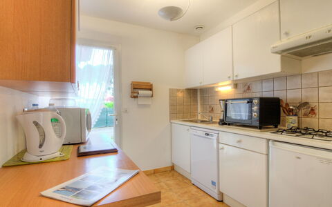 Bosquet aux Ecureuils: Cabinetry, Countertop, Gebäude, Herd, Küchengerät, Holz, Haushaltsgerät, Fenster, Interior Design, Küche