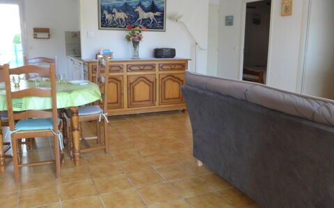 Bosquet aux Ecureuils: Tabelle, Möbel, Eigentum, Bilderrahmen, Holz, Fussboden, Interior Design, Flooring, Wohnzimmer, Gebäude