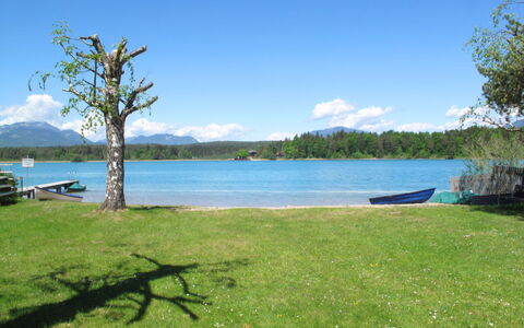 Seehaus Blue Faak: Gewässer, Natürliche Landschaft, Natur, Wasser, Ufer, Eigentum, See, Himmel, Grün, Natürlichen Umgebung