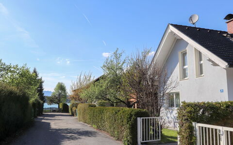 Seehaus Blue Faak: Eigentum, Haus, Wohngebiet, Zuhause, Himmel, Hütte, Grundeigentum, Gebäude, Baum, Nachbarschaft