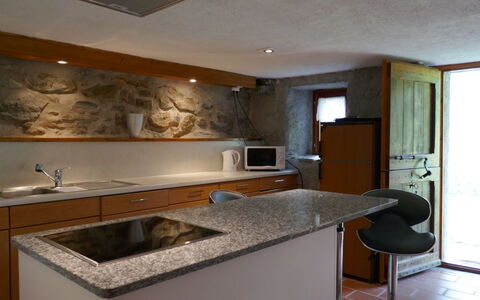 Sole: Countertop, Zimmer, Eigentum, Küche, Möbel, Cabinetry, Interior Design, Gebäude, Sinken, Haus