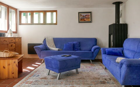 Sole: Wohnzimmer, Möbel, Zimmer, Blau, Interior Design, Eigentum, Fussboden, Couch, Wand, Gebäude