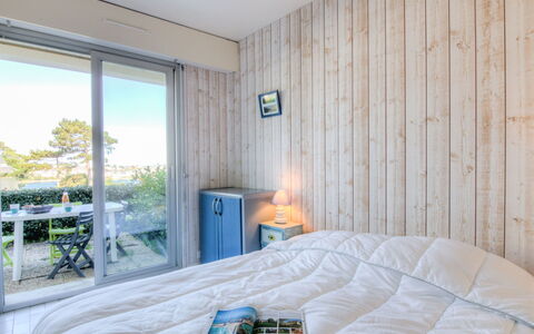 Balafen: Möbel, Eigentum, Komfort, Gebäude, Cabinetry, Interior Design, Bettrahmen, Lampe, Holz, Fussboden