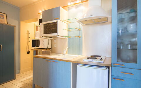 Balafen: Cabinetry, Küchengerät, Herd, Countertop, Küche, Haushaltsgerät, Holz, Flooring, Interior Design, Kühlschrank