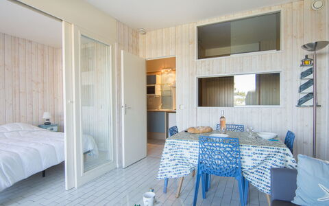 Balafen: Möbel, Eigentum, Tabelle, Azurblau, Textil, Interior Design, Holz, Schatten, Die Architektur, Fussboden