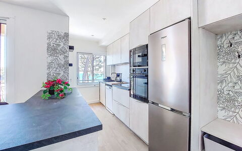 Les Goelands: Küche, Flooring, Countertop, Interior Design, Küchengerät, Fussboden, Major Appliance, Holz, Möbel, Cabinetry