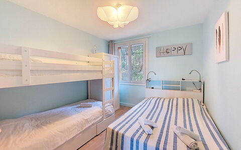 Les Goelands: Schlafzimmer, Bett, Interior Design, Bedding, Bettdecke, Zimmer, Fussboden, Möbel, Decke, Wohnung