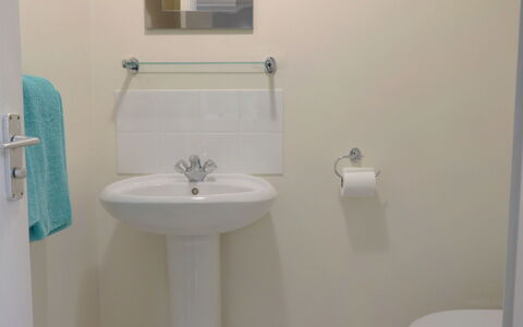 Glamaig: Zapfhahn, Bad Sink, Sinken, Armatur, Spiegel, Badezimmer, Lila, Holz, Interior Design