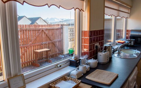 Glamaig: Eigentum, Gebäude, Tabelle, Interior Design, Küche, Fussboden, Wohnzimmer, Fenster, Holz, Grundeigentum
