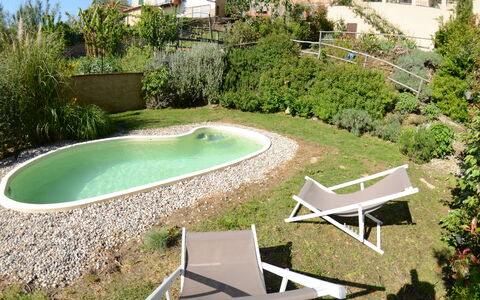 Al Colle Di Lari: Eigentum, Schwimmbad, Hinterhof, Gras, Garten, Haus, Wohngebiet, Grundeigentum, Landscaping, Freizeit