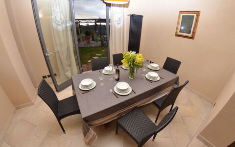 Al Colle Di Lari: Zimmer, Eigentum, Esszimmer, Möbel, Tabelle, Interior Design, Fussboden, Grundeigentum, Gebäude, Küche & Esszimmer Tisch