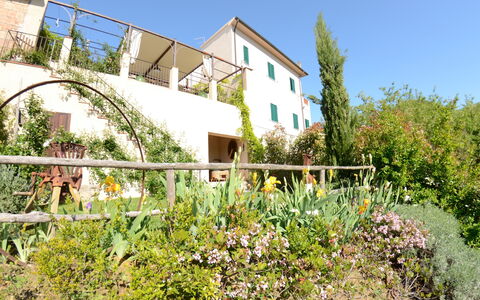 Al Colle Di Lari: Pflanze, Himmel, Gebäude, Fenster, Blume, Baum, Grundstueck, Haus, Hütte, Wohngebiet