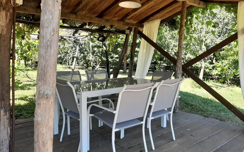Bettina!: Pflanze, Tabelle, Möbel, Holz, Schatten, Stuhl, Gartenmöbel, Hütte, Baum, Veranda