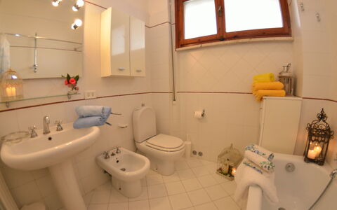 Carnevale: Badezimmer, Eigentum, Zimmer, Interior Design, Armatur, Badewanne, Gebäude, Grundeigentum, Haus, Die Architektur