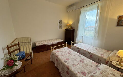 Casa Romana: Möbel, Fussboden, Flooring, Interior Design, Holz, Schlafzimmer, Bett, Bettdecke, Linens, Bedding