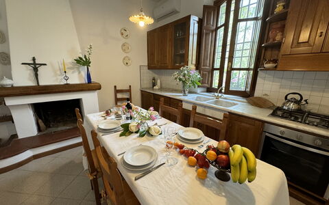 Casa Romana: Möbel, Interior Design, Holz, Flooring, Tabelle, Countertop, Küche & Esszimmer Tisch, Geschirr, Küche, Zimmer