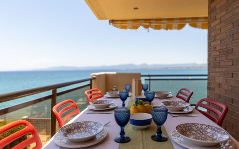 Cala D'Or: Möbel, Holz, Tabelle, Stuhl, Fussboden, Meer, Küche & Esszimmer Tisch, Holzbeize, Schatten, Ozean