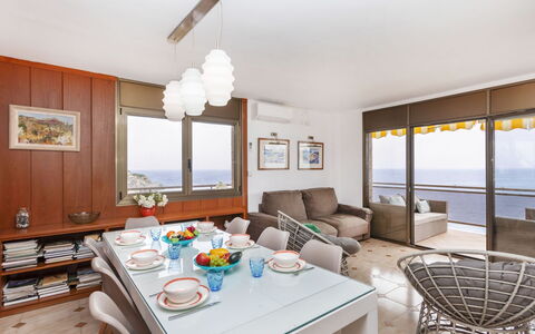 Cala D'Or: Tabelle, Möbel, Eigentum, Stuhl, Couch, Azurblau, Interior Design, Holz, Fussboden, Wohnzimmer