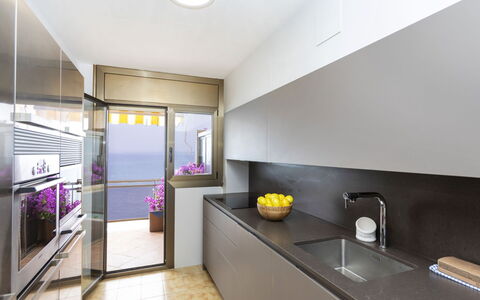 Cala D'Or: Cabinetry, Sinken, Countertop, Spüle, Gebäude, Zapfhahn, Interior Design, Herd, Küche, Fussboden