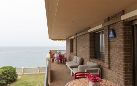 Cala D'Or: Pflanze, Gebäude, Himmel, Tabelle, Couch, Fenster, Wasser, Die Architektur, Stuhl, Schatten