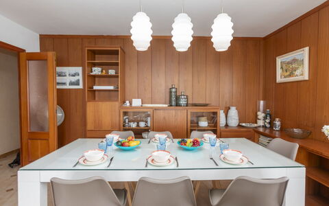 Cala D'Or: Tabelle, Möbel, Eigentum, Weiss, Stuhl, Interior Design, Cabinetry, Beleuchtung, Holz, Küche & Esszimmer Tisch