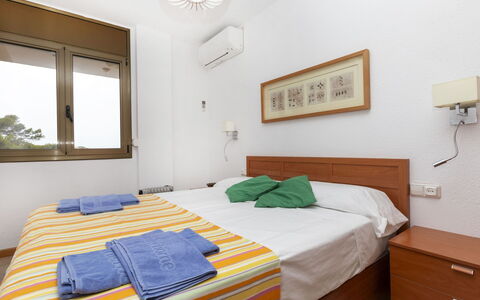 Cala D'Or: Gebäude, Möbel, Eigentum, Komfort, Azurblau, Holz, Textil, Fenster, Bett, Beleuchtung